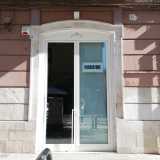 Ci spostiamo ora in via Putignani, nel murattiano, l� dove si staglia l�entrata di Passiatore. L�ingresso � costituito da una semplice porta vetrata bordata di bianco, con una targa blu che recita �Passiatore since 1947 by Michelangelo�